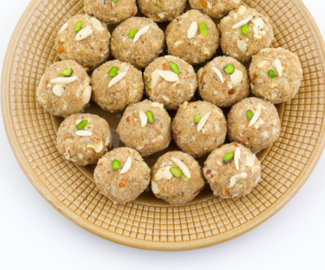 डिलीवरी के बाद शिशु और मां दोनों को हेल्दी और स्ट्रॉन्ग रखता है गोंद का लड्डू  